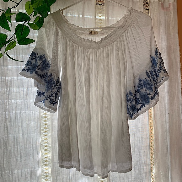 Hollister Tops - Hollister Women’s White Blue Embroidered Short Sleeve Top Size Medium